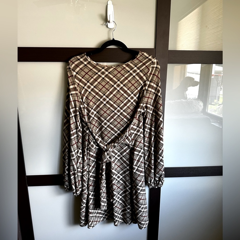 Davi & Dani long sleeve tie front plaid dress size large.